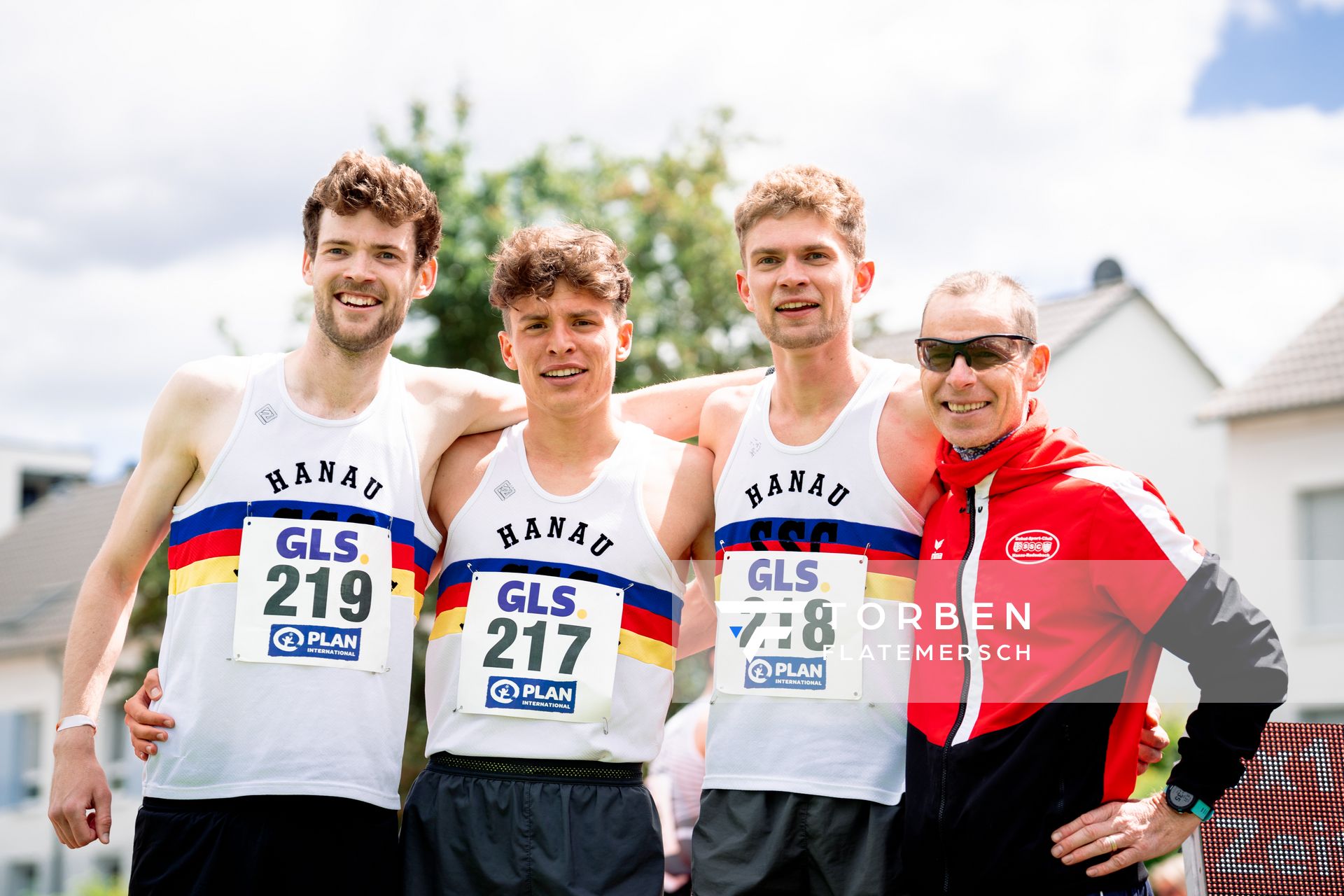 Julius Martiny (SSC Hanau-Rodenbach), Marius Abele (SSC Hanau-Rodenbach), Lukas Abele (SSC Hanau-Rodenbach) und ihr Trainer am 29.05.2022 waehrend der Deutschen Meisterschaften Langstaffel im Otto-Schott-Sportzentrum in Mainz